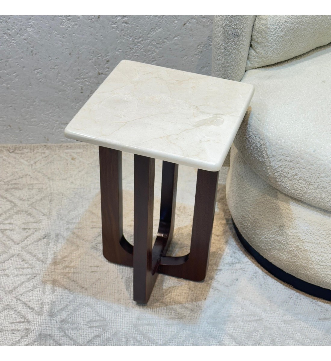 طاولة خدمة سطح من الرخام قاعده خشب لون بني35×35×55سم 