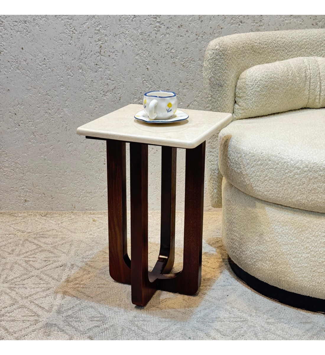 طاولة خدمة سطح من الرخام قاعده خشب لون بني35×35×55سم 