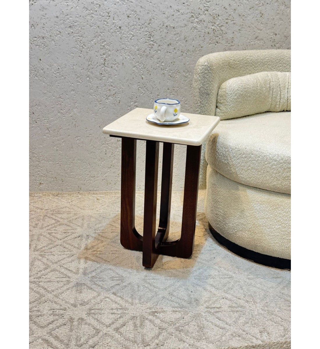 طاولة خدمة سطح من الرخام قاعده خشب لون بني35×35×55سم 