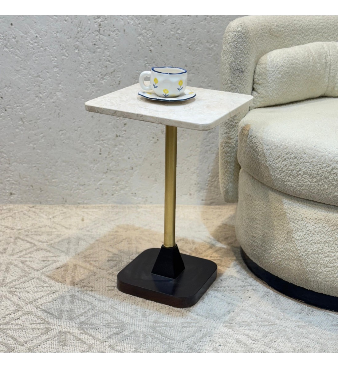 طاولة خدمة سطح من الرخام قاعده خشب عمود ذهبي 35×35×55سم 