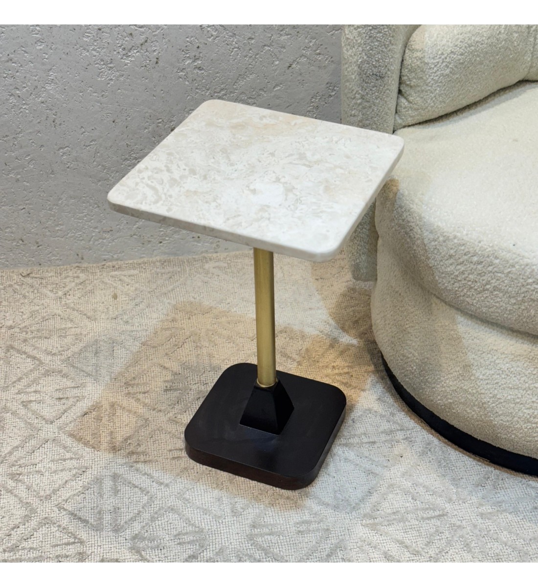 طاولة خدمة سطح من الرخام قاعده خشب عمود ذهبي 35×35×55سم 