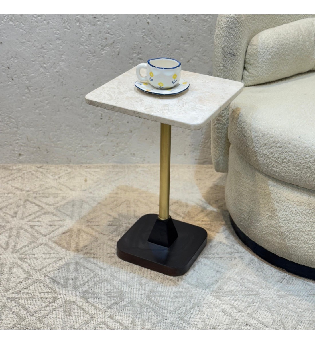 طاولة خدمة سطح من الرخام قاعده خشب عمود ذهبي 35×35×55سم 