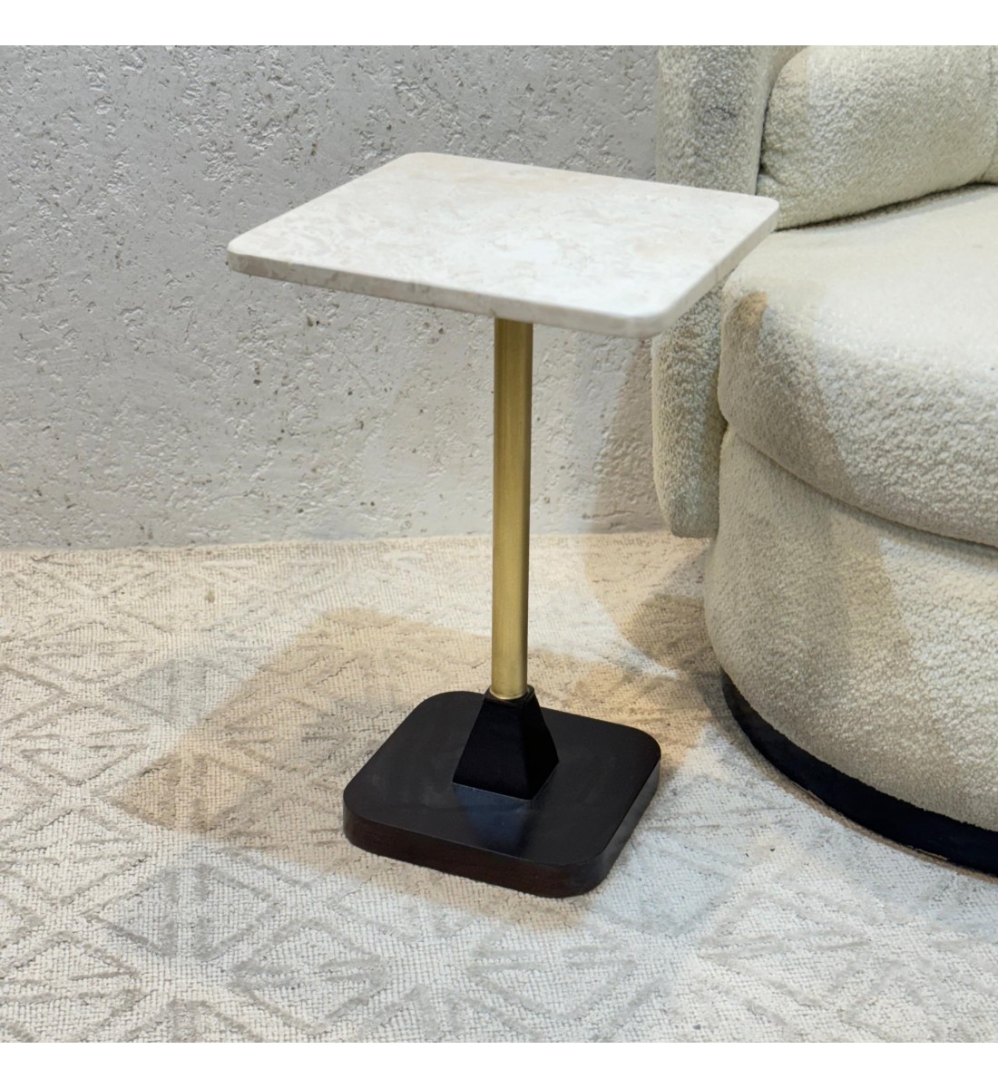 طاولة خدمة سطح من الرخام قاعده خشب عمود ذهبي 35×35×55سم 