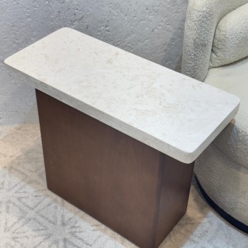 طاولة خدمة سطح من الرخام قاعده خشب لون بني70×30×55سم 