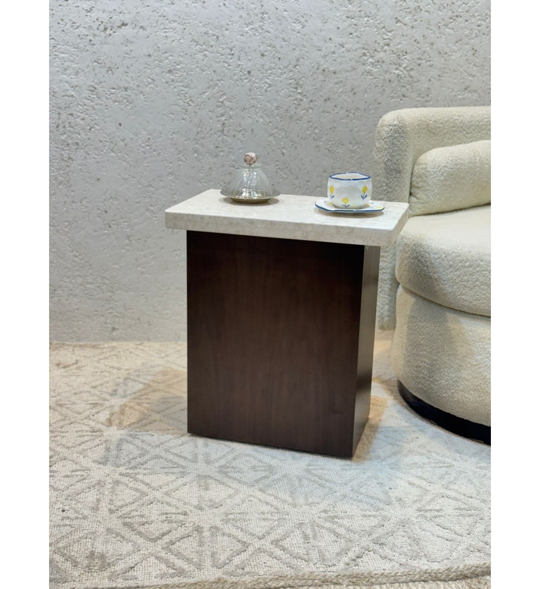 طاولة خدمة سطح من الرخام قاعده خشب لون بني50×30×55سم 