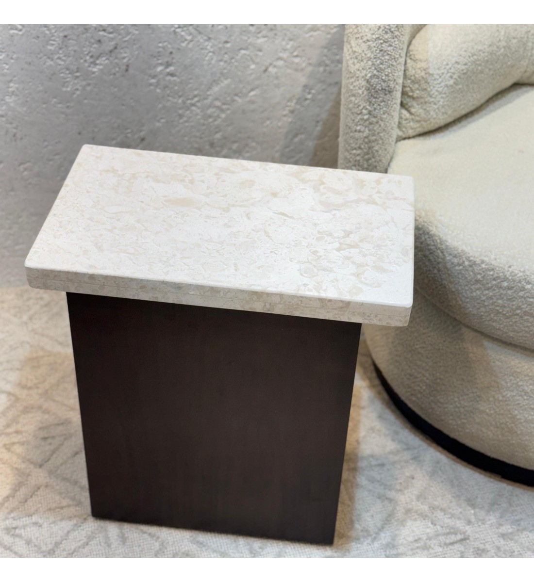 طاولة خدمة سطح من الرخام قاعده خشب لون بني50×30×55سم 