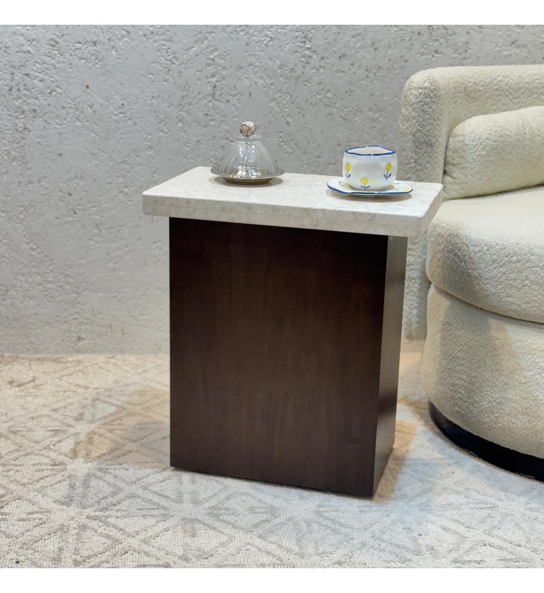 طاولة خدمة سطح من الرخام قاعده خشب لون بني50×30×55سم 