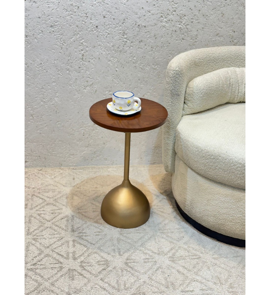 طاولة خدمة سطح من خشب الجوز قاعده حديد 35×35×55سم طاولة خدمة سطح من خشب الجوز قاعده حديد 35×35×55سم