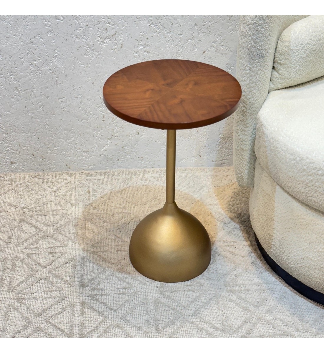 طاولة خدمة سطح من خشب الجوز قاعده حديد 35×35×55سم طاولة خدمة سطح من خشب الجوز قاعده حديد 35×35×55سم