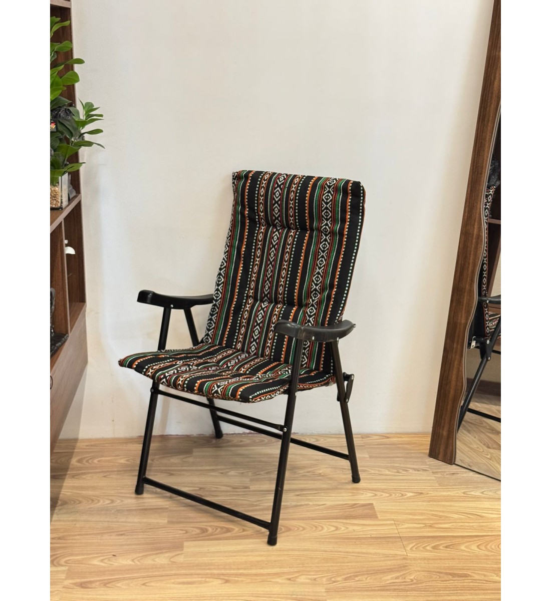 كرسي قابل للطي للأماكن الخارجية اسود مخطط