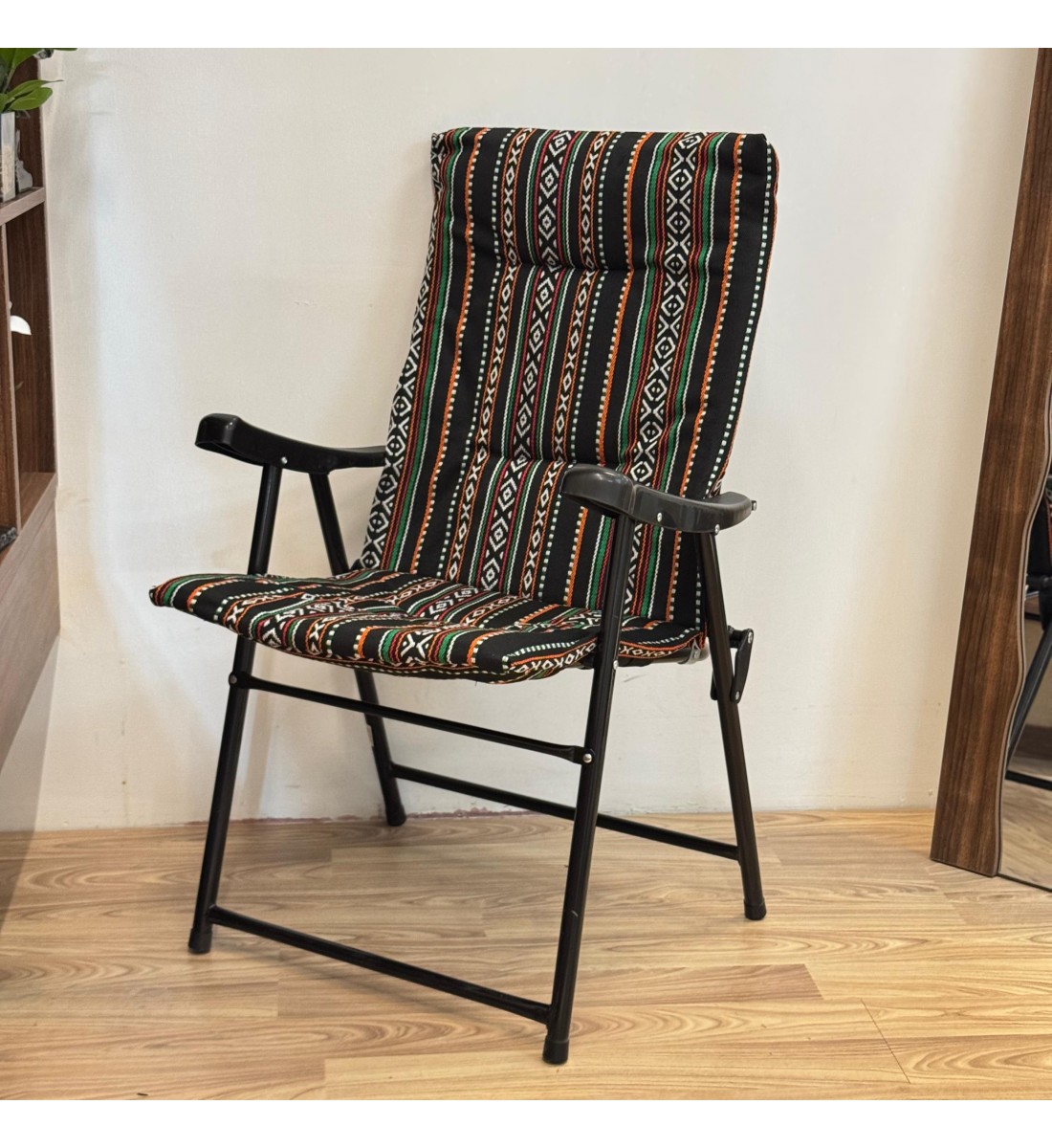 كرسي قابل للطي للأماكن الخارجية اسود مخطط