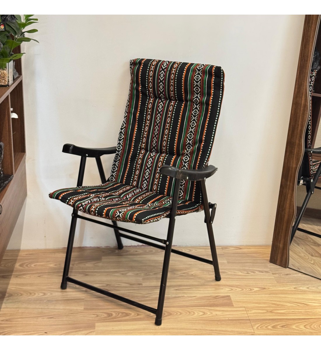 كرسي قابل للطي للأماكن الخارجية اسود مخطط