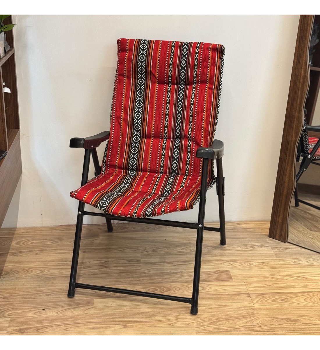 كرسي قابل للطي للأماكن الخارجية احمر مخطط كرسي قابل للطي للأماكن الخارجية احمر مخطط