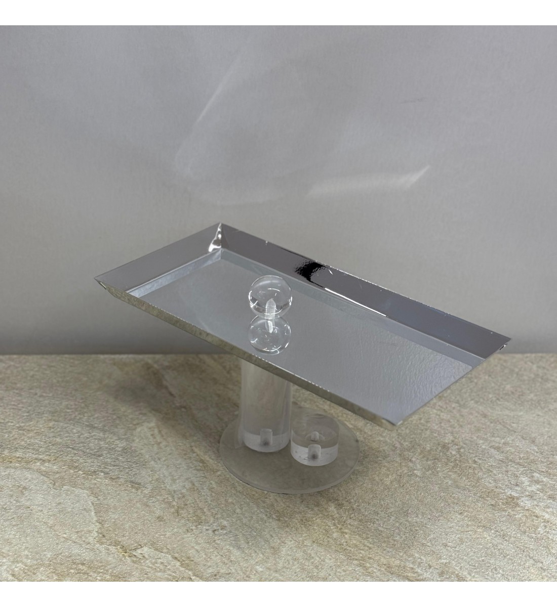 صحن تقديم ضيافة فاخر من المعدن ستيل بقاعده اكرلك 30×14×15سم صحن تقديم ضيافة فاخر من المعدن ستيل بقاعده اكرلك 30×14×15سم