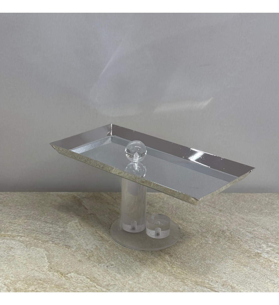 صحن تقديم ضيافة فاخر من المعدن ستيل بقاعده اكرلك 30×14×15سم صحن تقديم ضيافة فاخر من المعدن ستيل بقاعده اكرلك 30×14×15سم