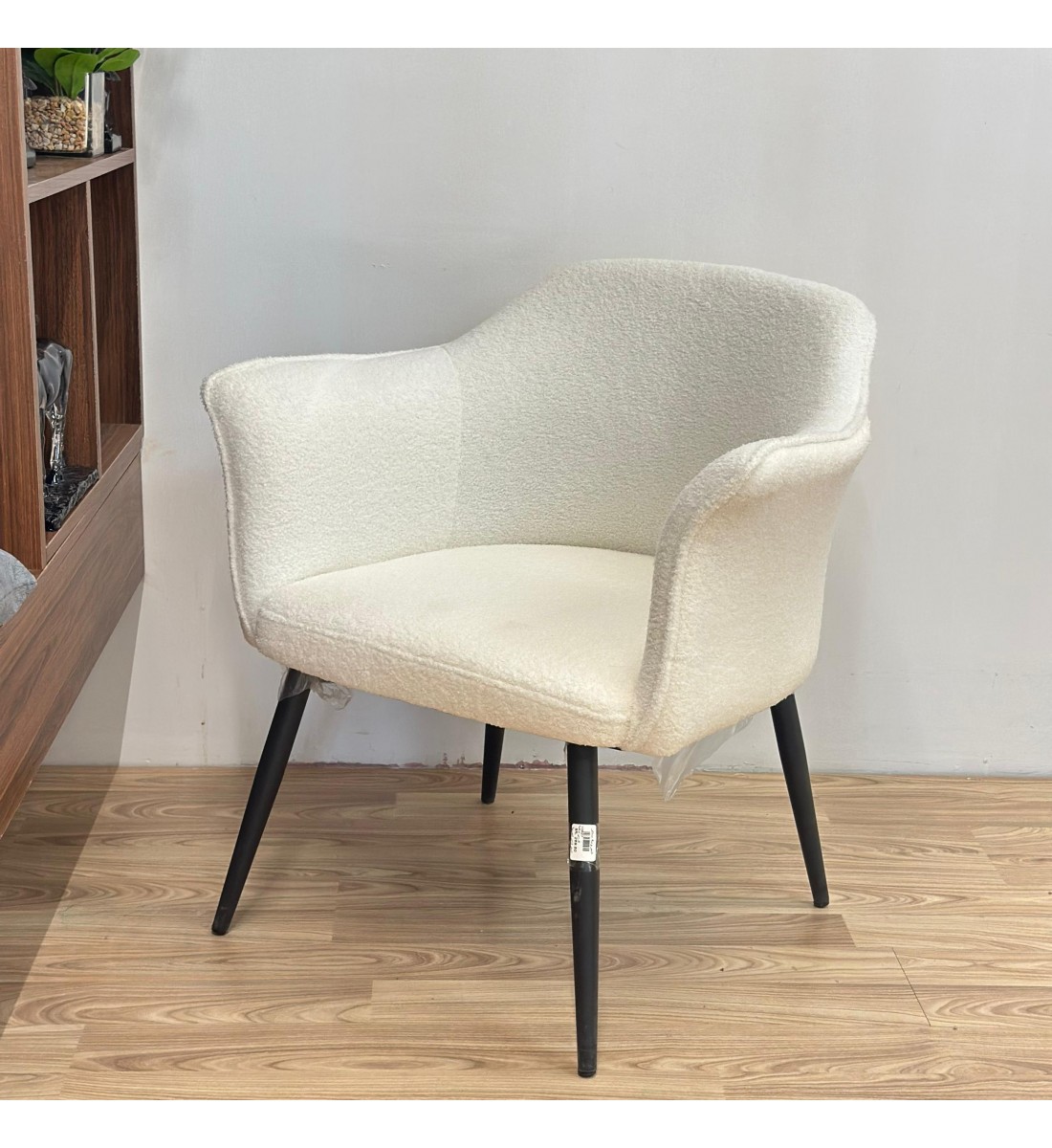 كرسي بوكلية أنيق وعصري ــ ابيض ــ 54x70x76سم كرسي بوكلية أنيق وعصري ــ ابيض ــ 54x70x76سم