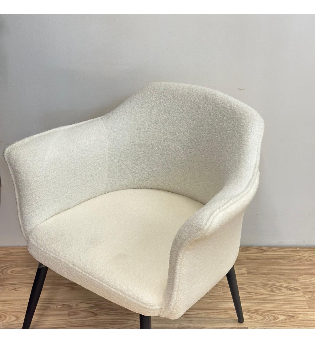 كرسي بوكلية أنيق وعصري ــ ابيض ــ 54x70x76سم كرسي بوكلية أنيق وعصري ــ ابيض ــ 54x70x76سم