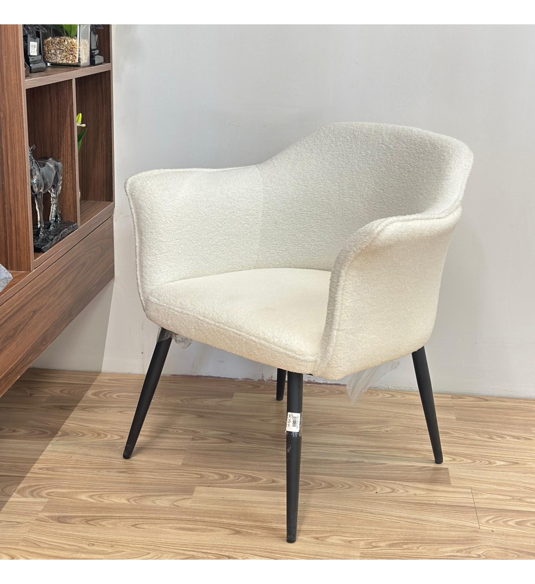 كرسي بوكلية أنيق وعصري ــ ابيض ــ 54x70x76سم كرسي بوكلية أنيق وعصري ــ ابيض ــ 54x70x76سم