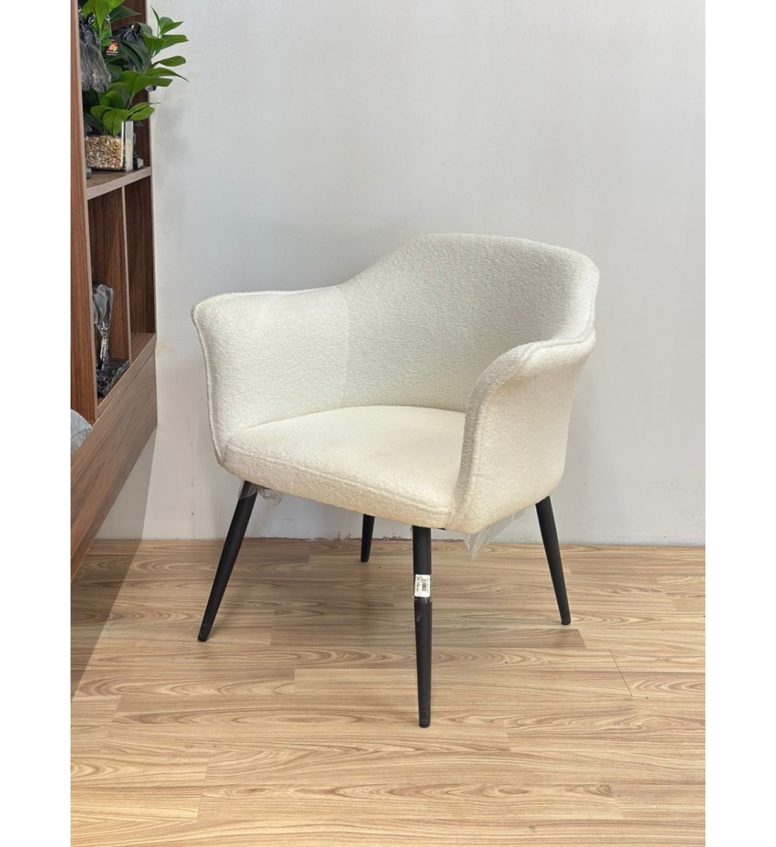 كرسي بوكلية أنيق وعصري ــ ابيض ــ 54x70x76سم كرسي بوكلية أنيق وعصري ــ ابيض ــ 54x70x76سم