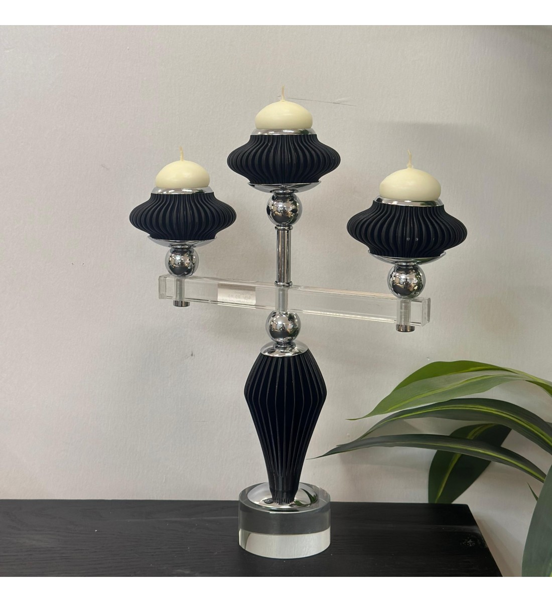 شمعدان ثلاثي  فضي اكرلك اسود  تصميم انيق 36×24×5سم 