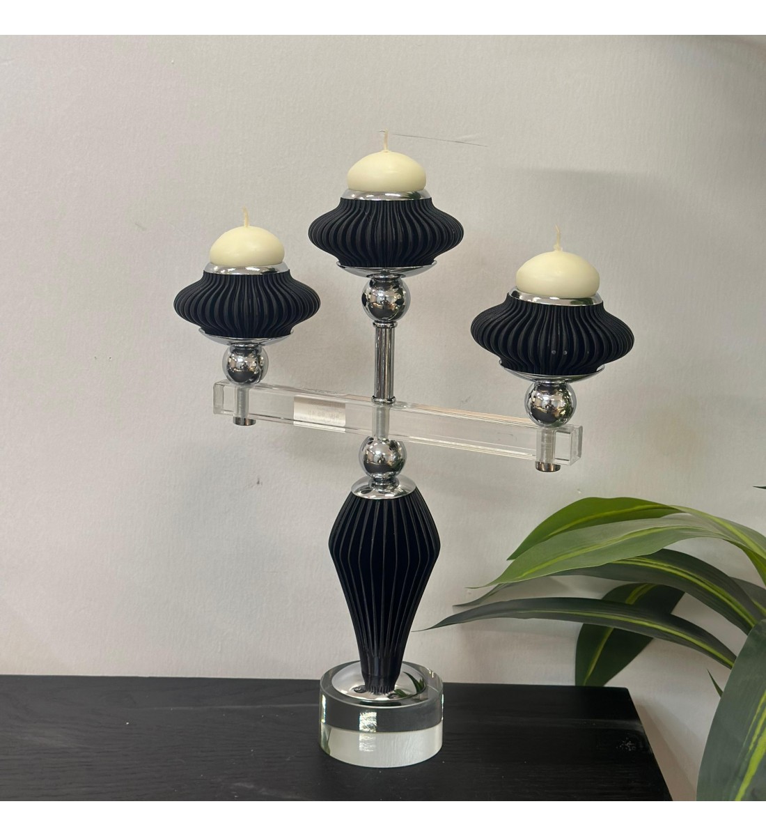 شمعدان ثلاثي  فضي اكرلك اسود  تصميم انيق 36×24×5سم 