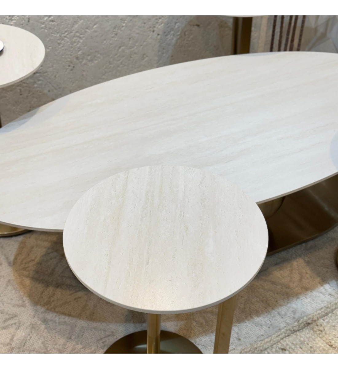 طقم طاولات تقديم سيراميك وسط 4+1 طقم طاولات تقديم سيراميك وسط 4+1