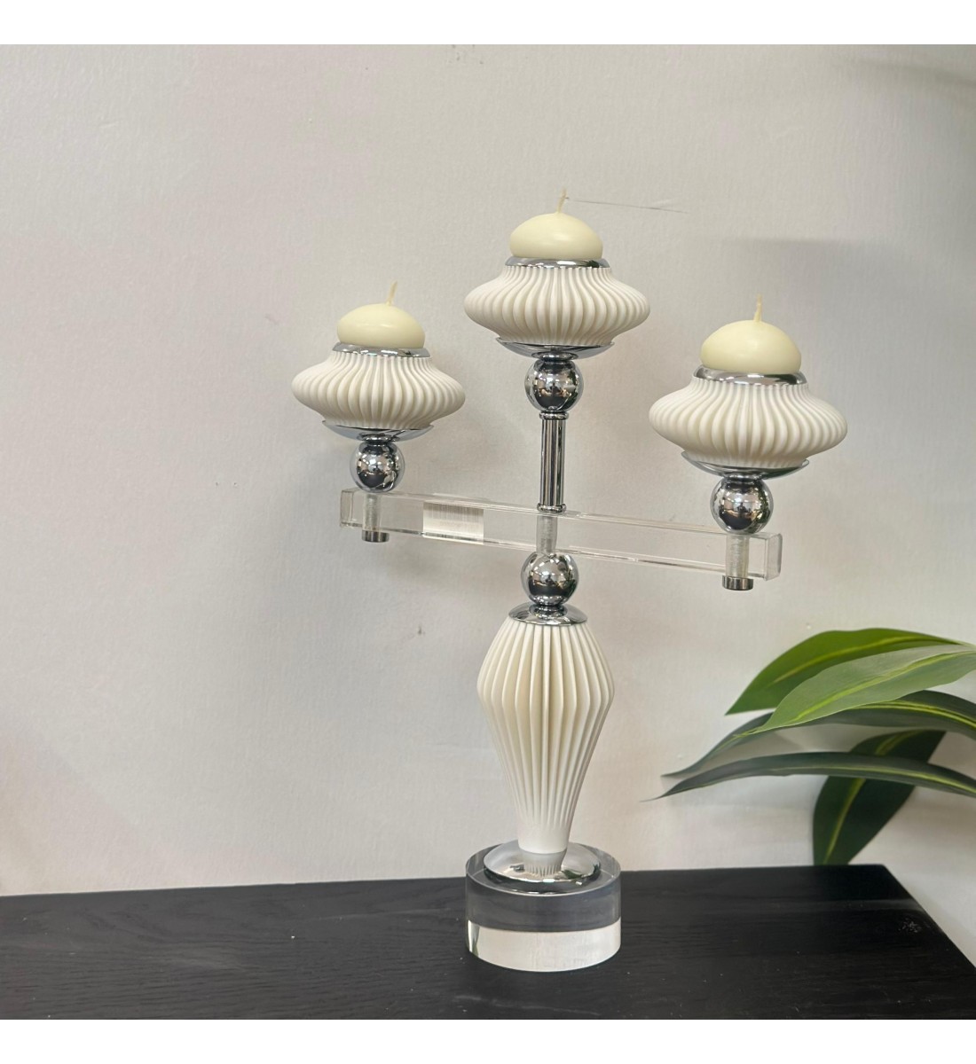 شمعدان فضي اكرلك ابيض ثلاثي تصميم انيق 36×24×5سم 