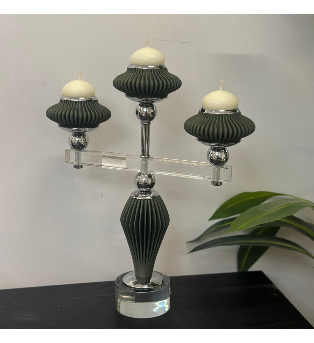 شمعدان اخظر اكرلك ابيض ثلاثي تصميم انيق 36×24×5سم 