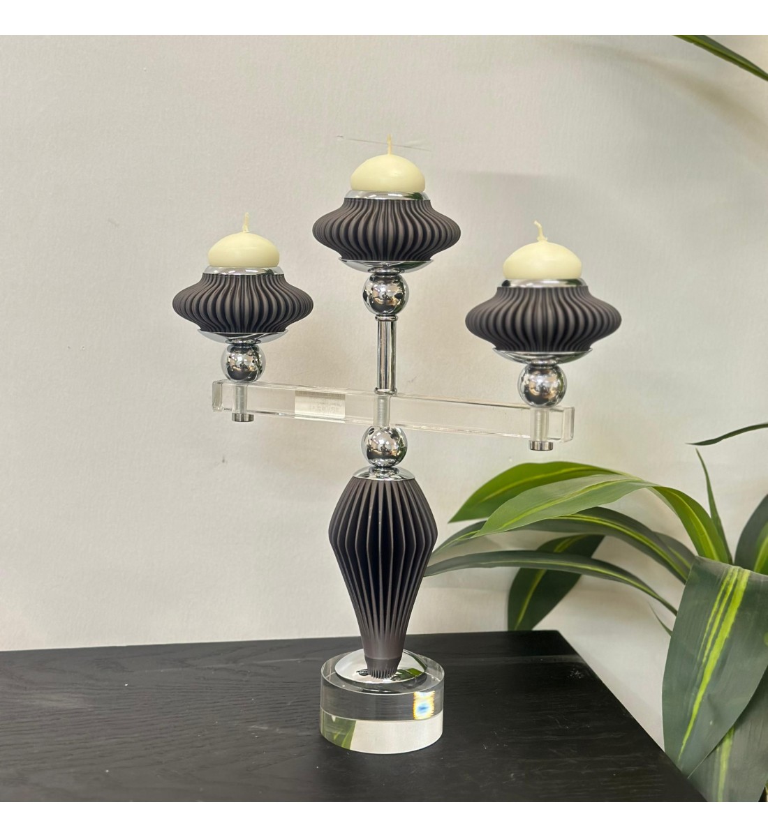 شمعدان بنفسجي اكرلك ابيض ثلاثي تصميم انيق 36×24×5سم شمعدان بنفسجي اكرلك ابيض ثلاثي تصميم انيق 36×24×5سم