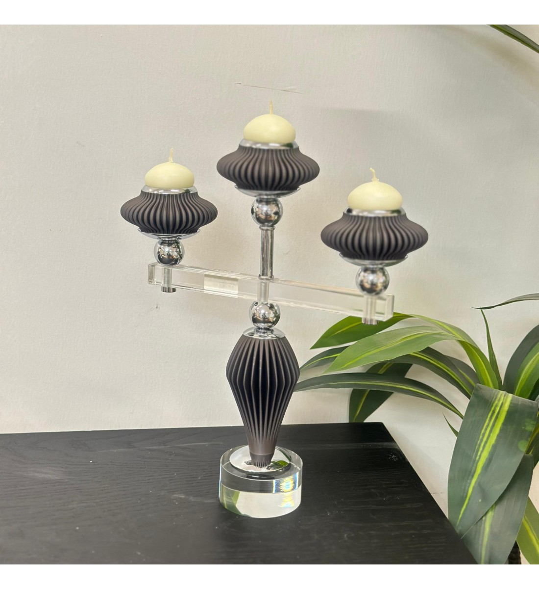 شمعدان بنفسجي اكرلك ابيض ثلاثي تصميم انيق 36×24×5سم شمعدان بنفسجي اكرلك ابيض ثلاثي تصميم انيق 36×24×5سم