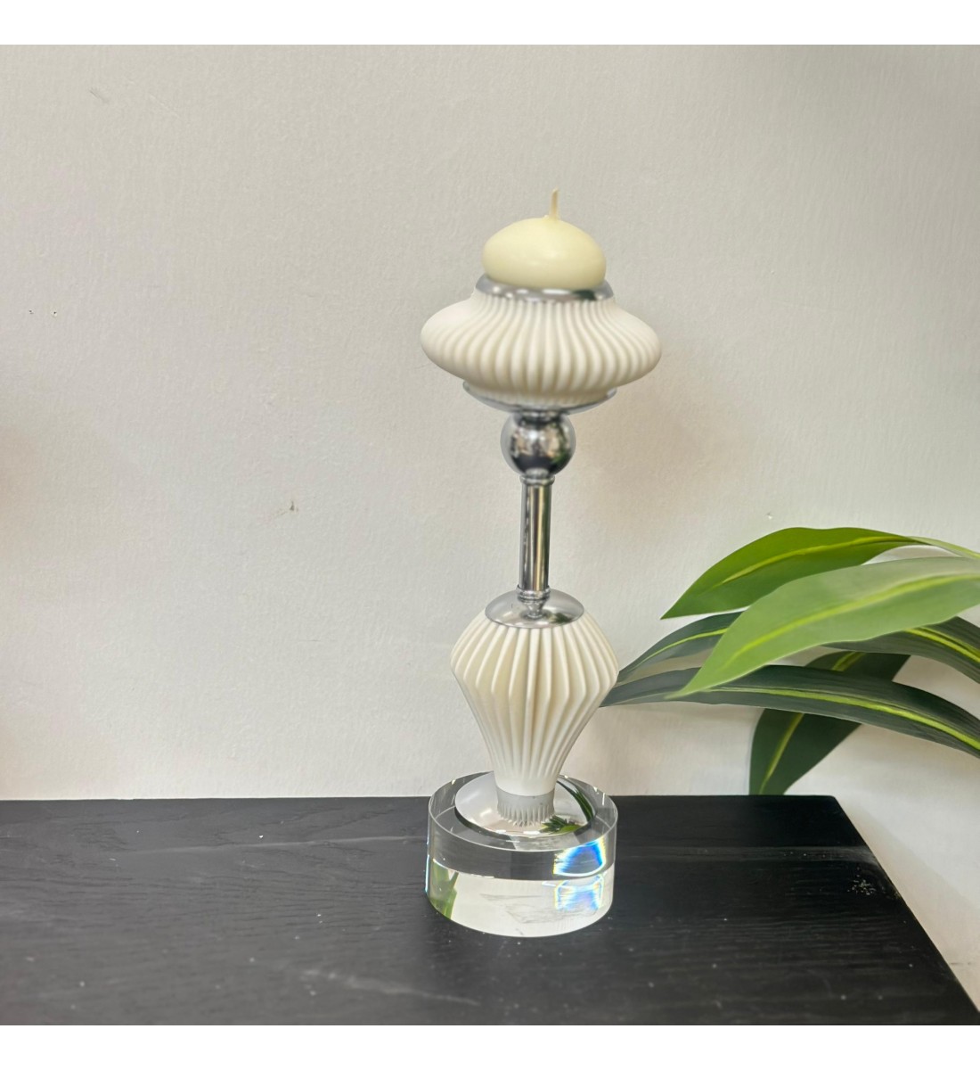 شمعدان ابيض اكرلك تصميم انيق 27×5×5سم 