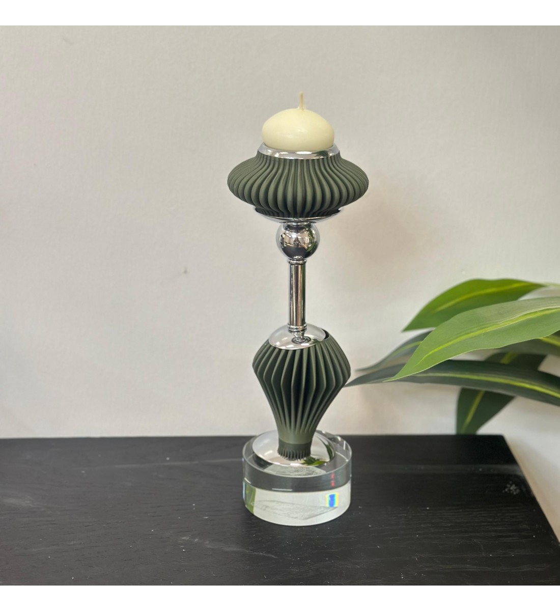 شمعدان اخظر اكرلك تصميم انيق 27×5×5سم 