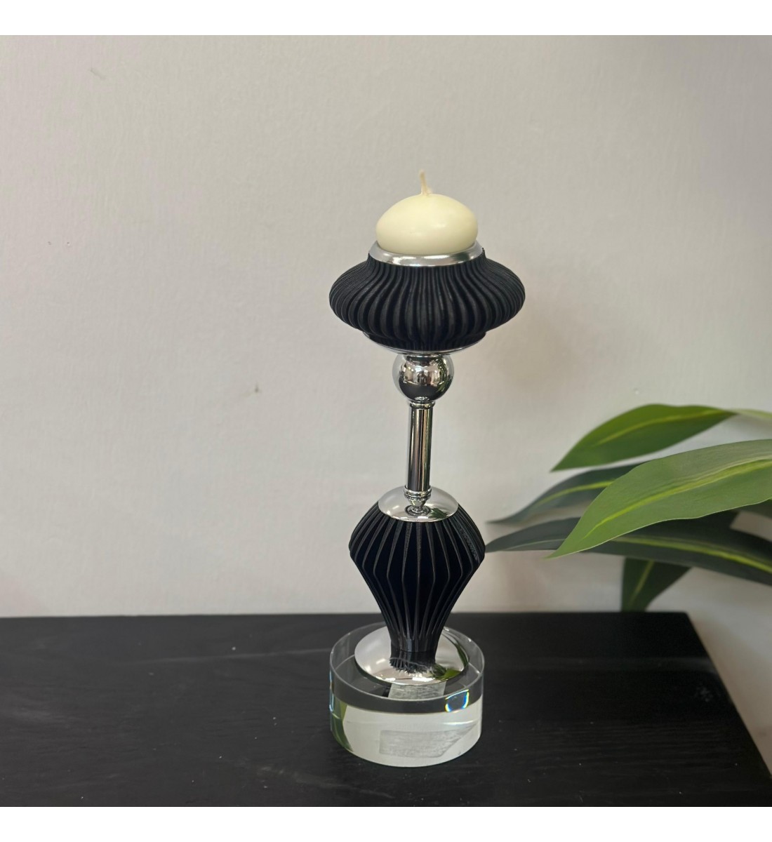 شمعدان اسود اكرلك تصميم انيق 27×5×5سم 