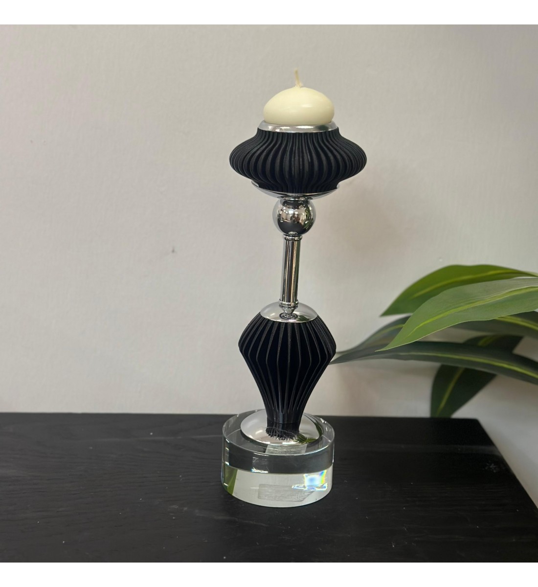 شمعدان اسود اكرلك تصميم انيق 27×5×5سم 