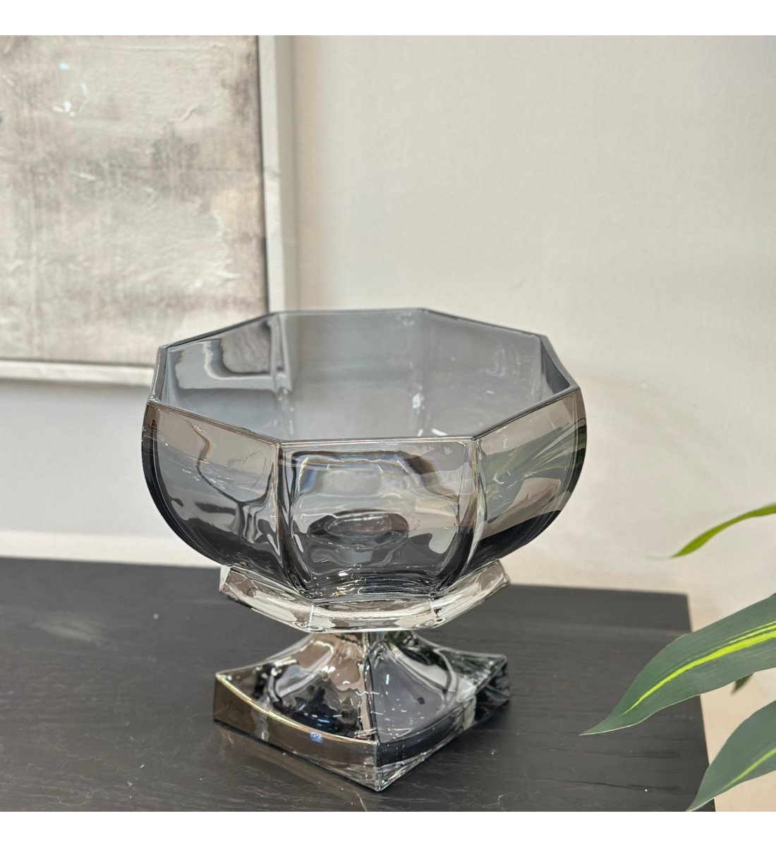 صينية تقديم دائري عميقة بقاعدة زجاج رمادي غامق - مناسبة لتقديم الفواكة والمكسرات  21×21×20سم