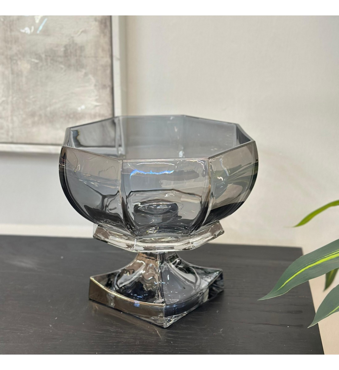 صينية تقديم دائري عميقة بقاعدة زجاج رمادي غامق - مناسبة لتقديم الفواكة والمكسرات  21×21×20سم