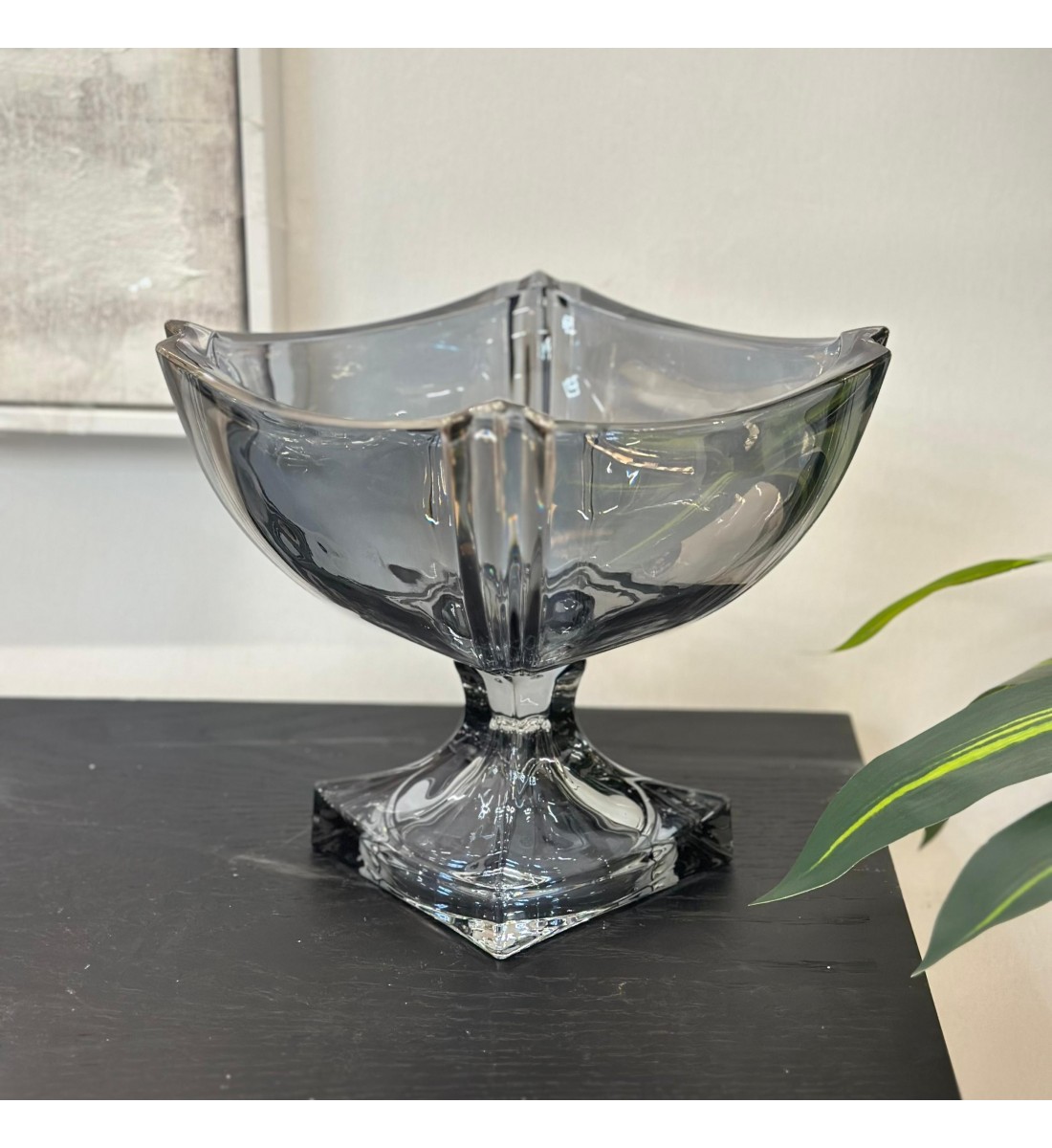 صينية تقديم عميقة بقاعدة زجاج رمادي غامق - مناسبة لتقديم الفواكة والمكسرات  21×21×20سم