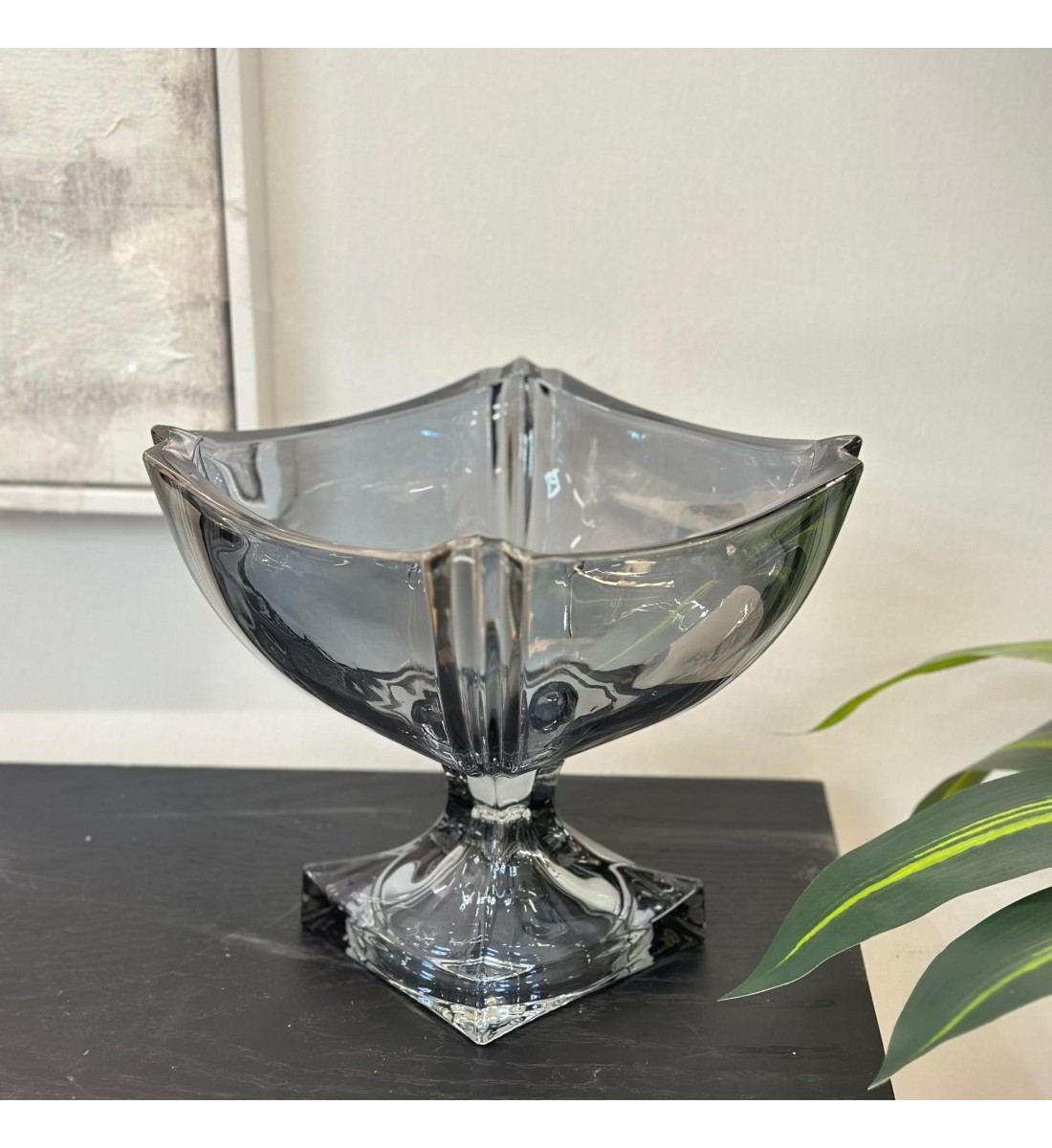 صينية تقديم عميقة بقاعدة زجاج رمادي غامق - مناسبة لتقديم الفواكة والمكسرات  21×21×20سم