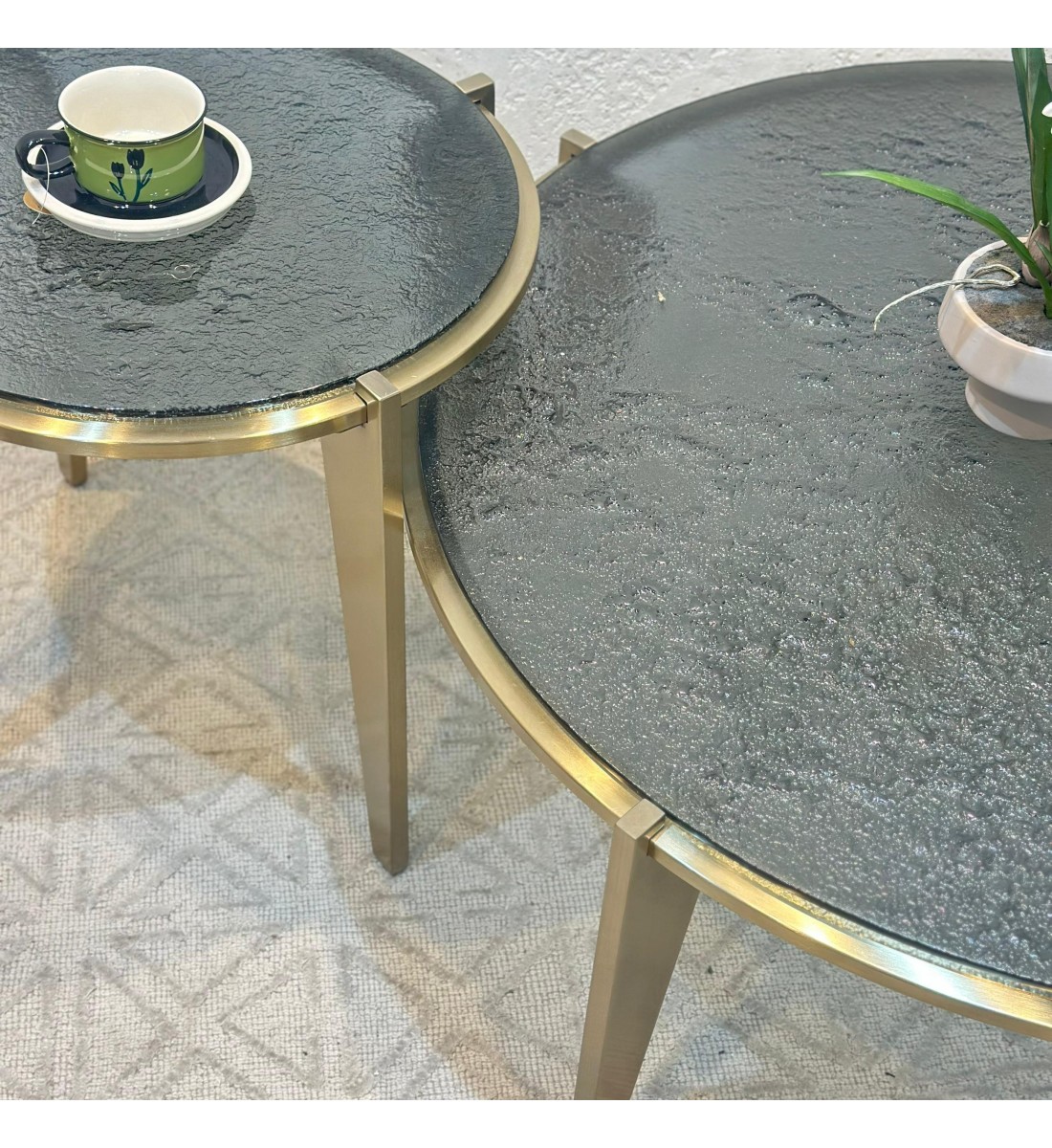 طقم طاولات 2قطع زجاج وقاعده معدن ذهبيه طقم طاولات 2قطع زجاج وقاعده معدن ذهبيه