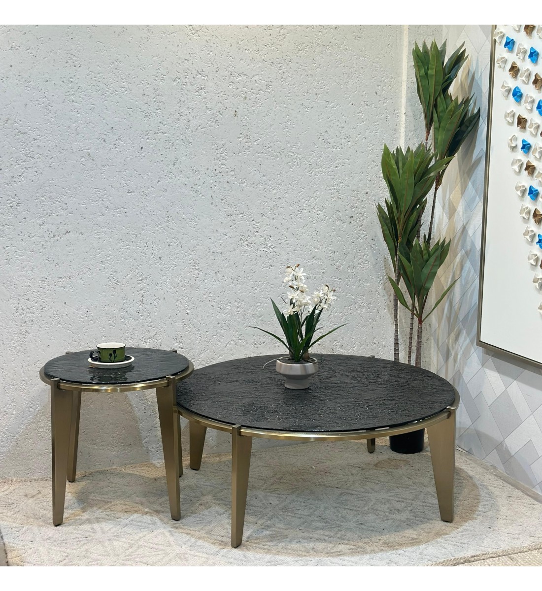 طقم طاولات 2قطع زجاج وقاعده معدن ذهبيه طقم طاولات 2قطع زجاج وقاعده معدن ذهبيه