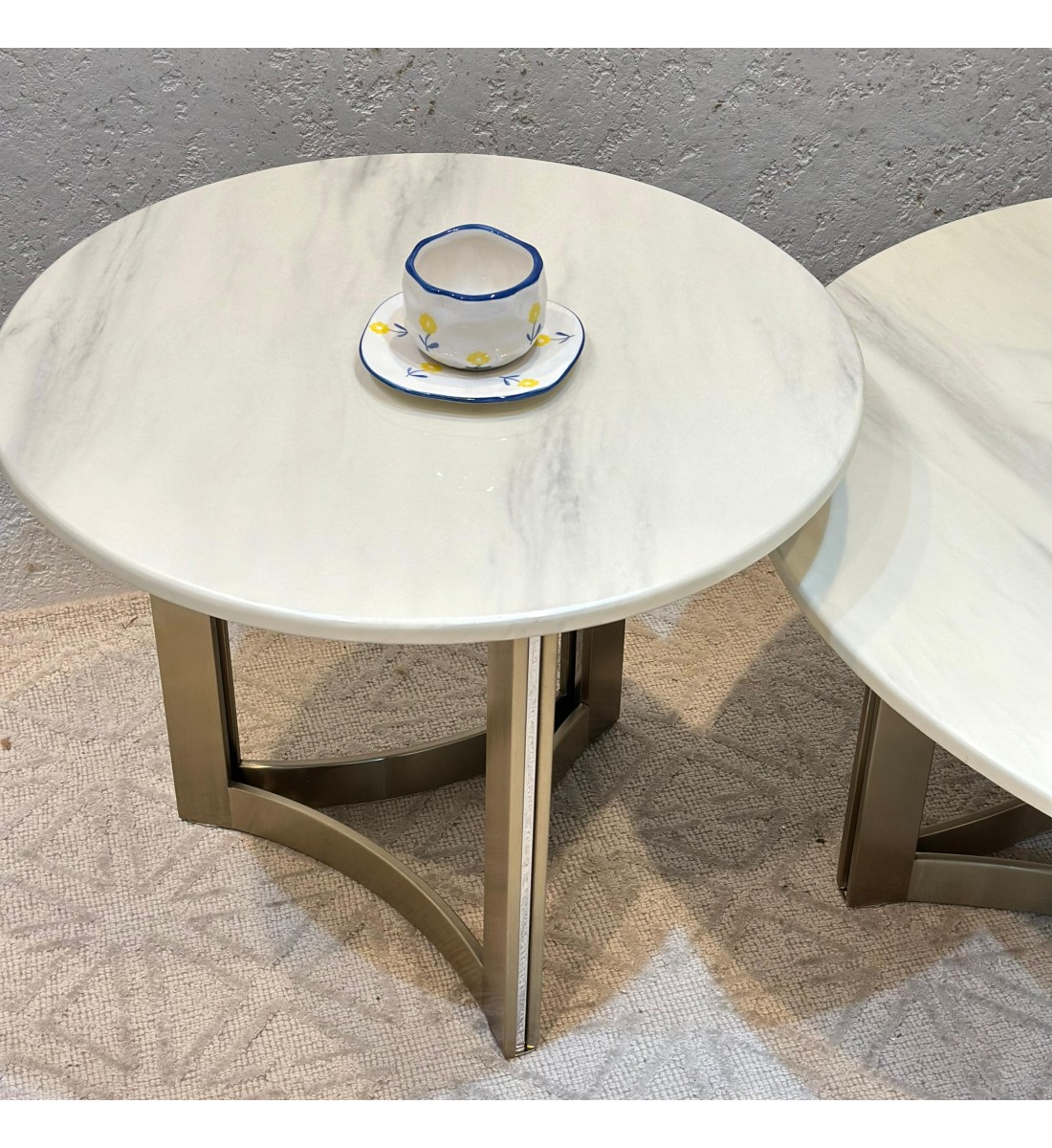 طقم طاولات 2قطع رخام وقاعده معدن ذهبيه	