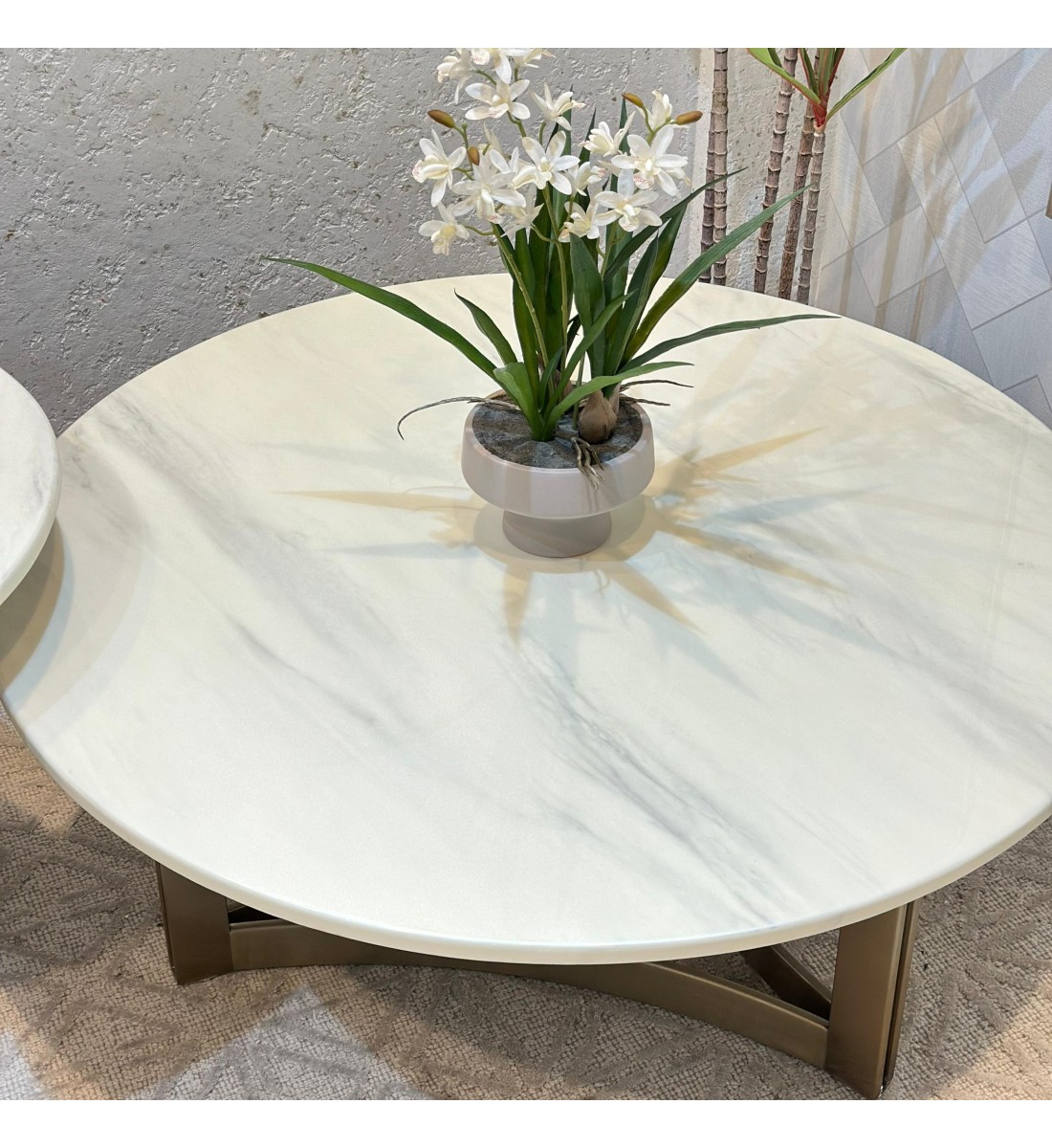 طقم طاولات 2قطع رخام وقاعده معدن ذهبيه	