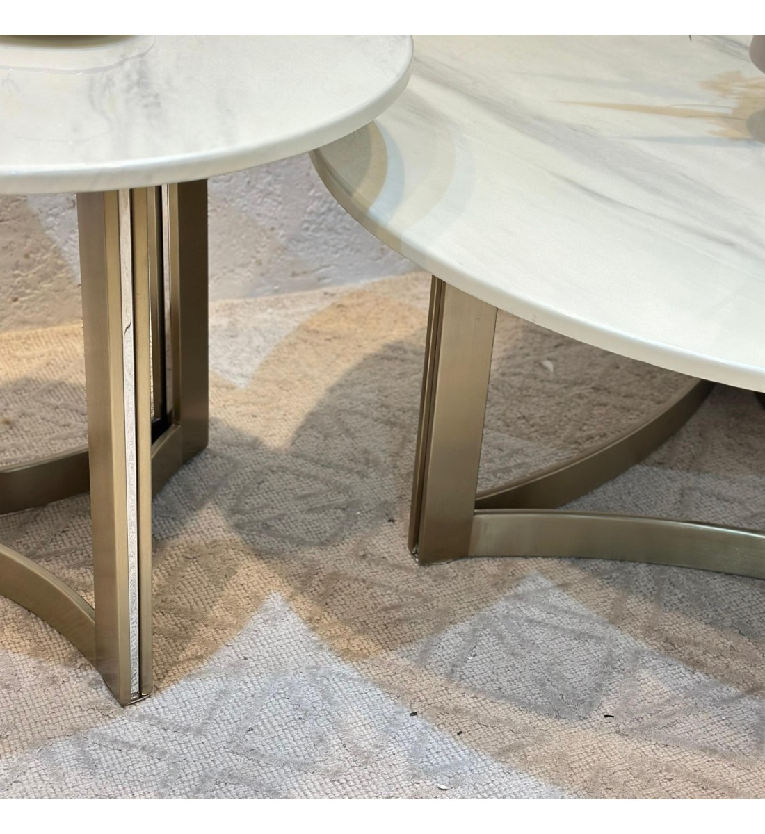 طقم طاولات 2قطع رخام وقاعده معدن ذهبيه	