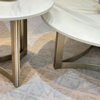 طقم طاولات 2قطع رخام وقاعده معدن ذهبيه	