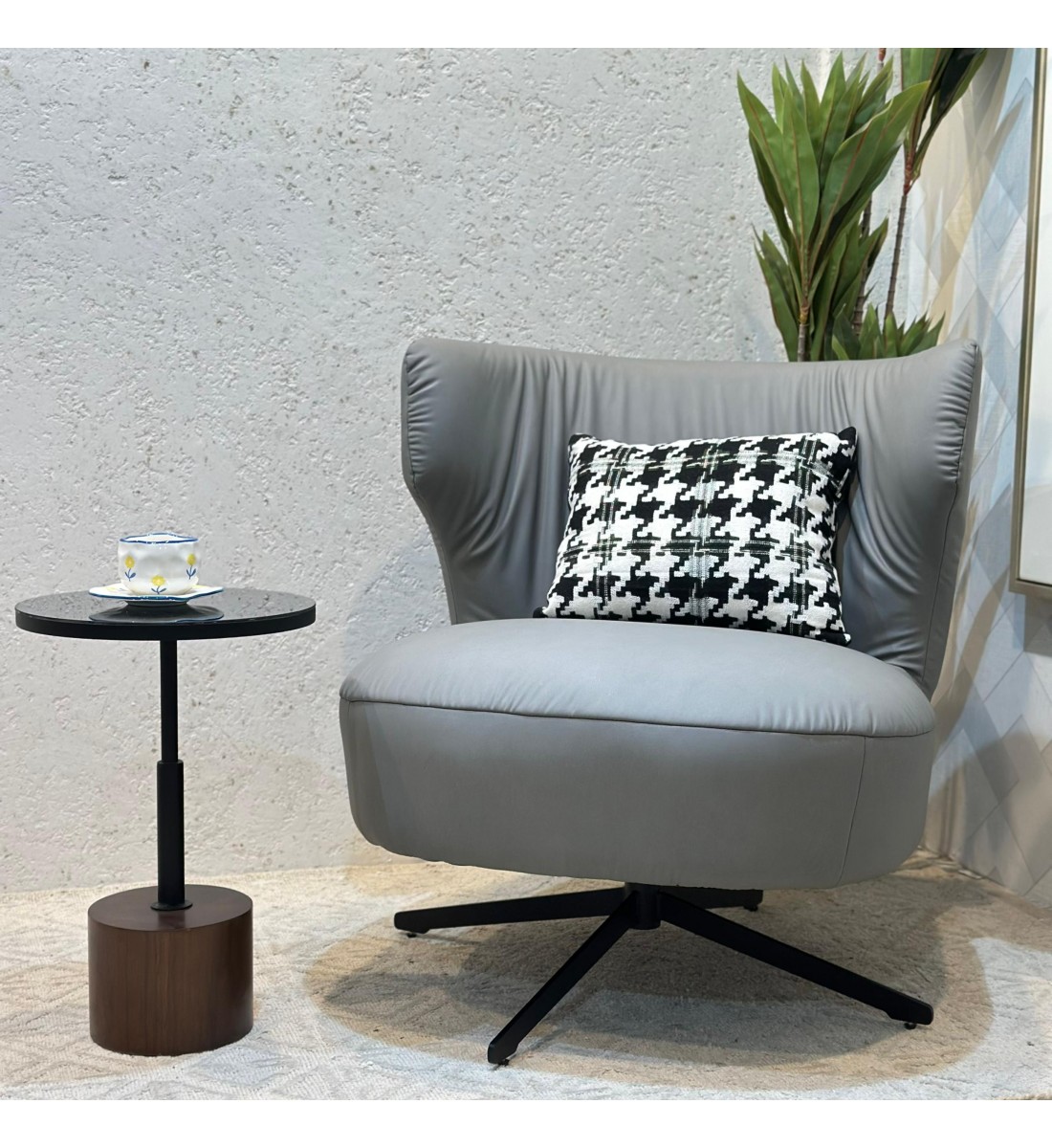 كرسي صالة دوار مريح تصمصم ملكي جلد رمادي فاتح كرسي صالة دوار مريح تصمصم ملكي جلد رمادي فاتح