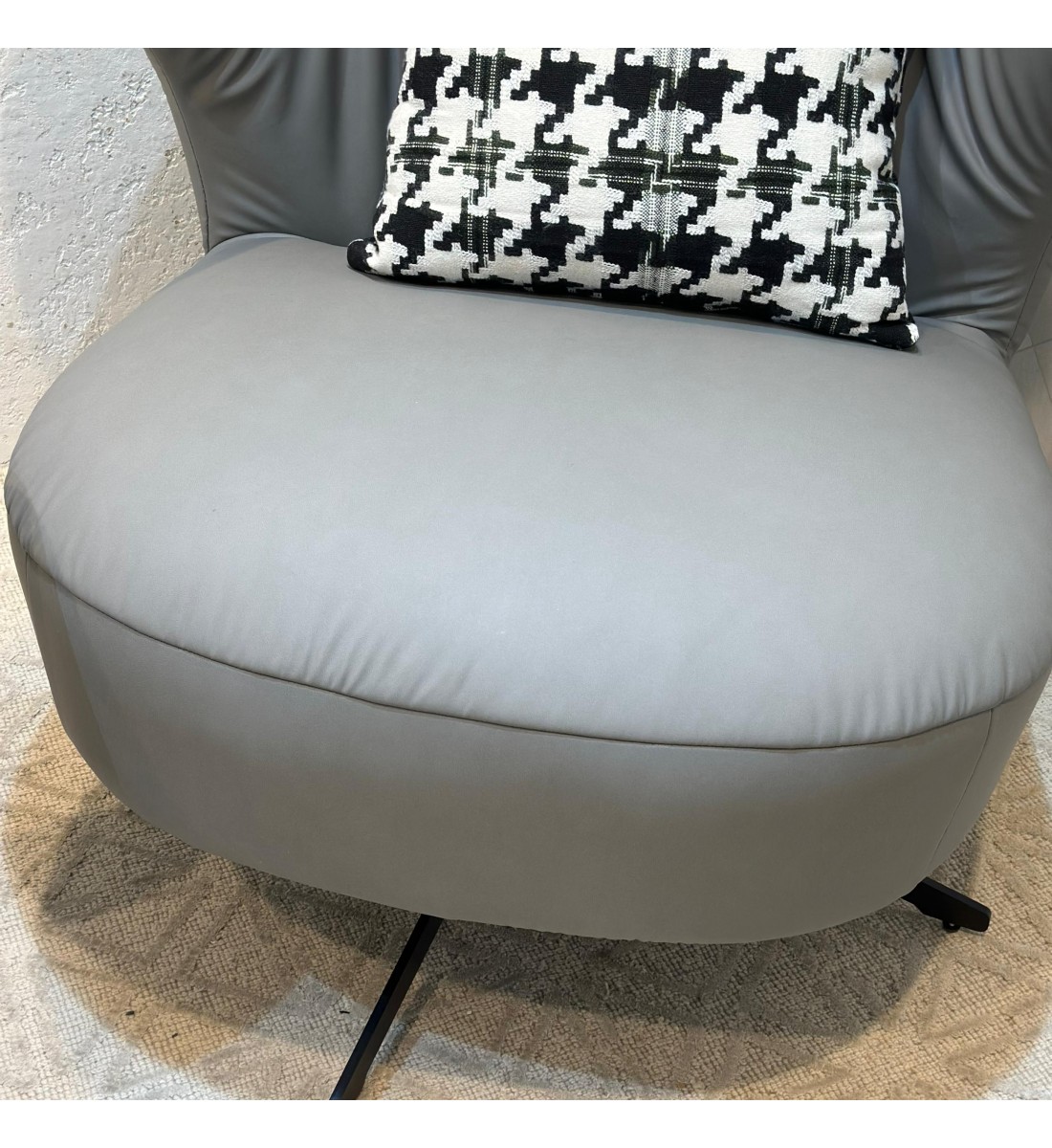 كرسي صالة دوار مريح تصمصم ملكي جلد رمادي فاتح كرسي صالة دوار مريح تصمصم ملكي جلد رمادي فاتح