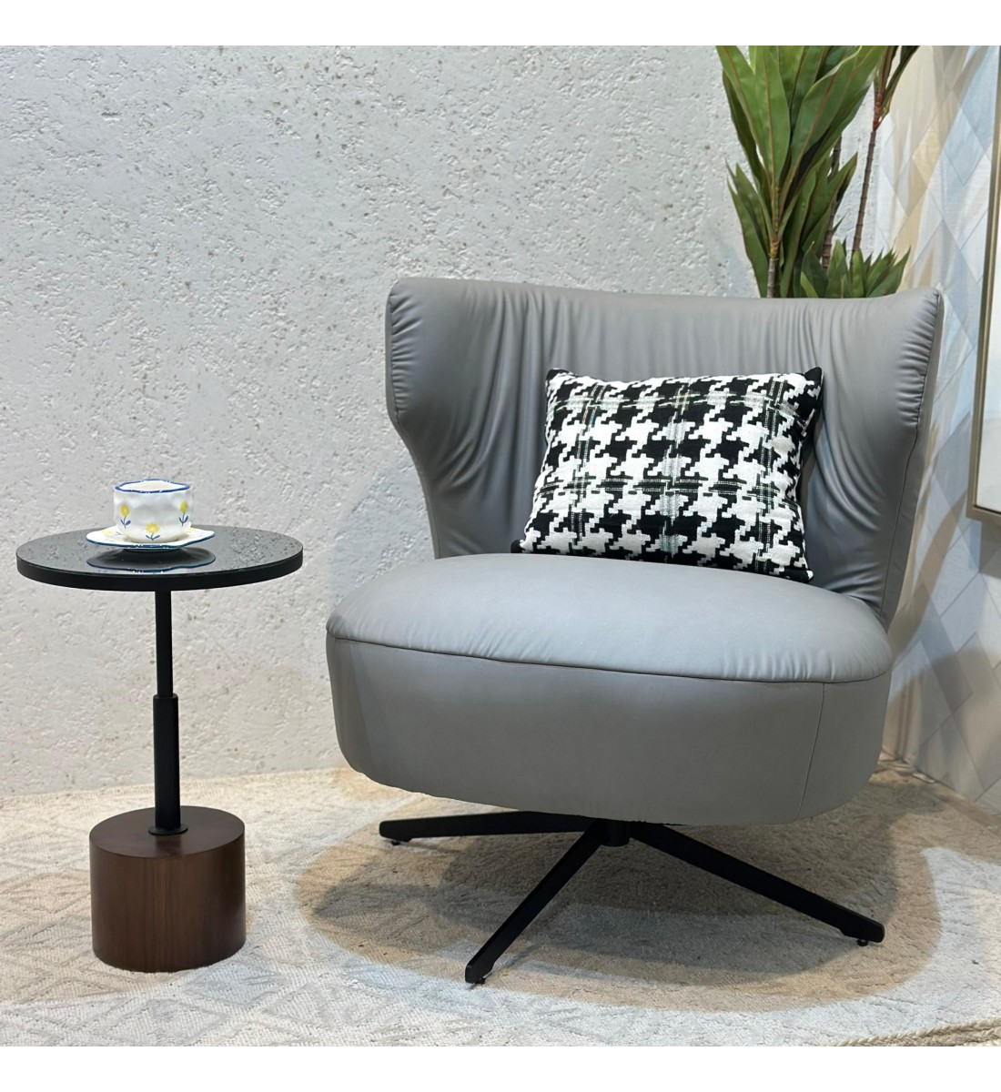 كرسي صالة دوار مريح تصمصم ملكي جلد رمادي فاتح كرسي صالة دوار مريح تصمصم ملكي جلد رمادي فاتح