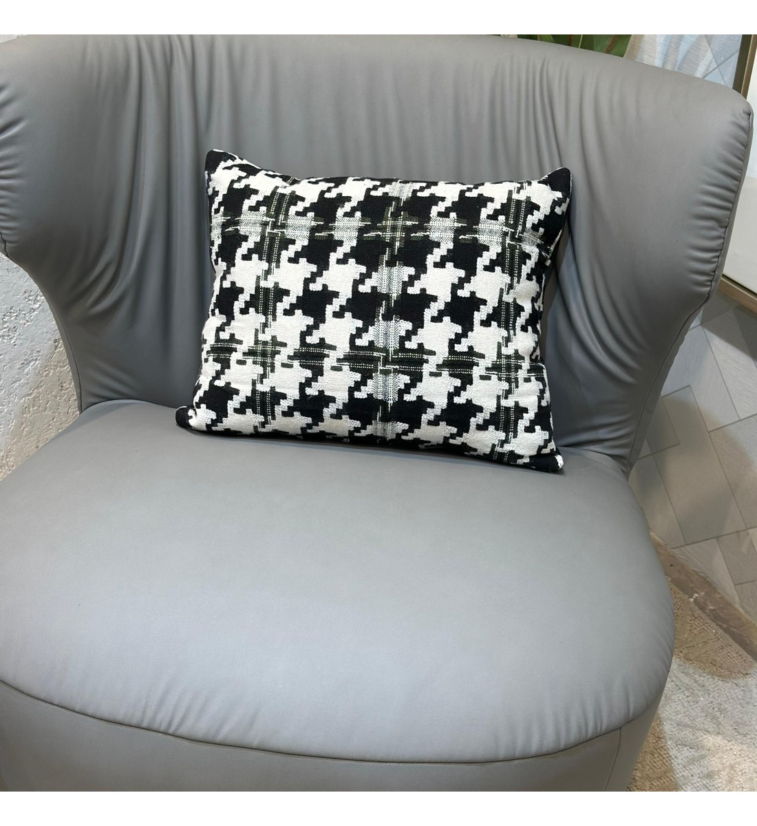 كرسي صالة دوار مريح تصمصم ملكي جلد رمادي فاتح كرسي صالة دوار مريح تصمصم ملكي جلد رمادي فاتح