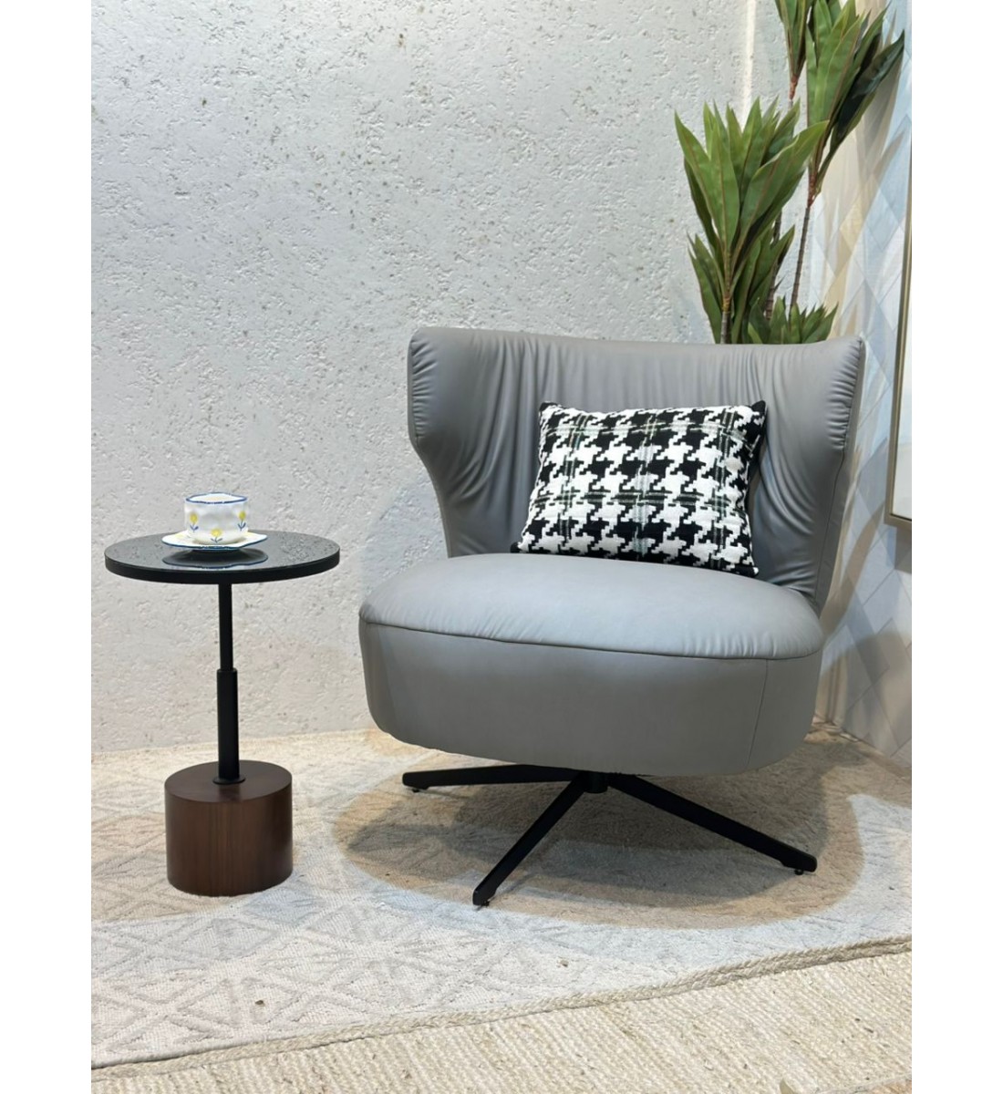 كرسي صالة دوار مريح تصمصم ملكي جلد رمادي فاتح كرسي صالة دوار مريح تصمصم ملكي جلد رمادي فاتح