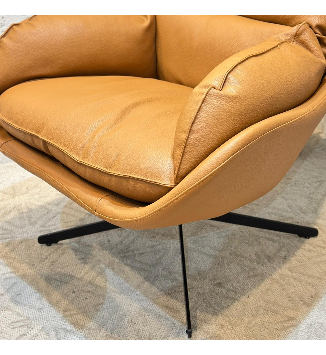 كرسي صالة دوار مريح تصمصم ملكي جلد باللون الجملي الدافي كرسي صالة دوار مريح تصمصم ملكي جلد باللون الجملي الدافي